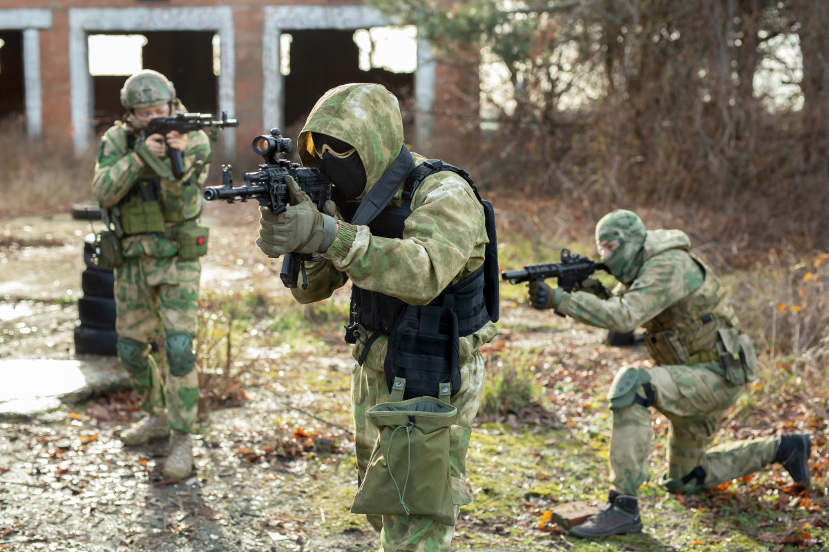 Du tireur d’élite au leader tactique : quel rôle choisir dans une équipe d’airsoft ?